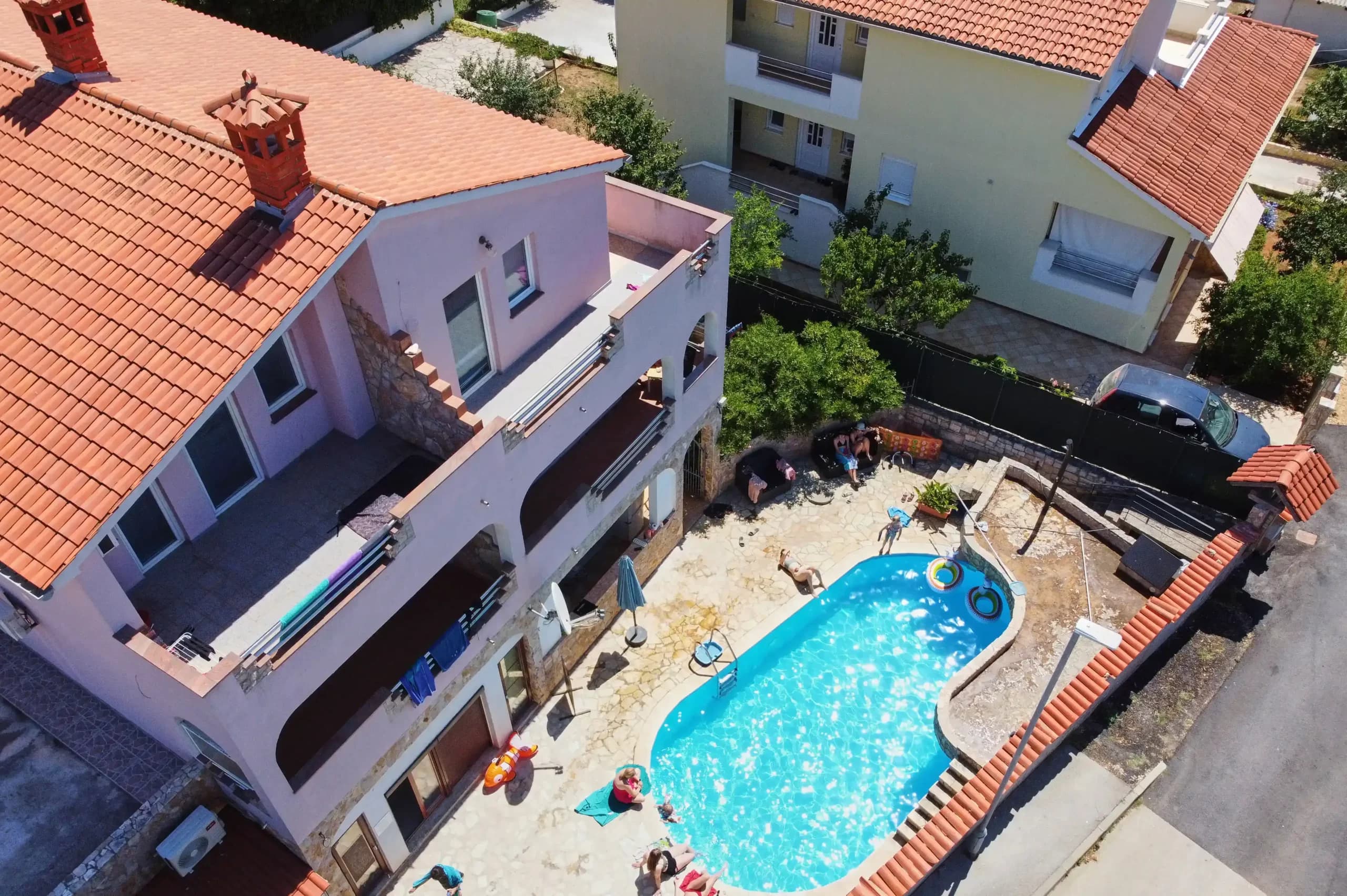 Vila s vlastným bazénom v Ližnjane — letecký pohľad